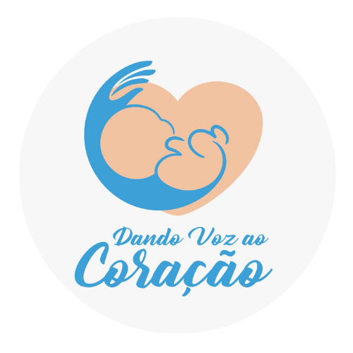 A logo possui fundo branco com um coração rosa claro no centro, dentro do coração aparece a silhueta de um bebê com contorno em azul. Abaixo do coração está o nome da página em letras cursivas